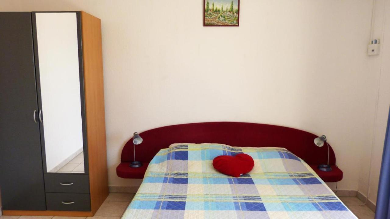 Beach Apartments Nemira Оміш Екстер'єр фото