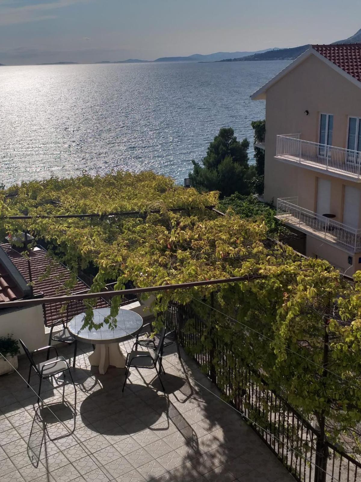 Beach Apartments Nemira Оміш Екстер'єр фото