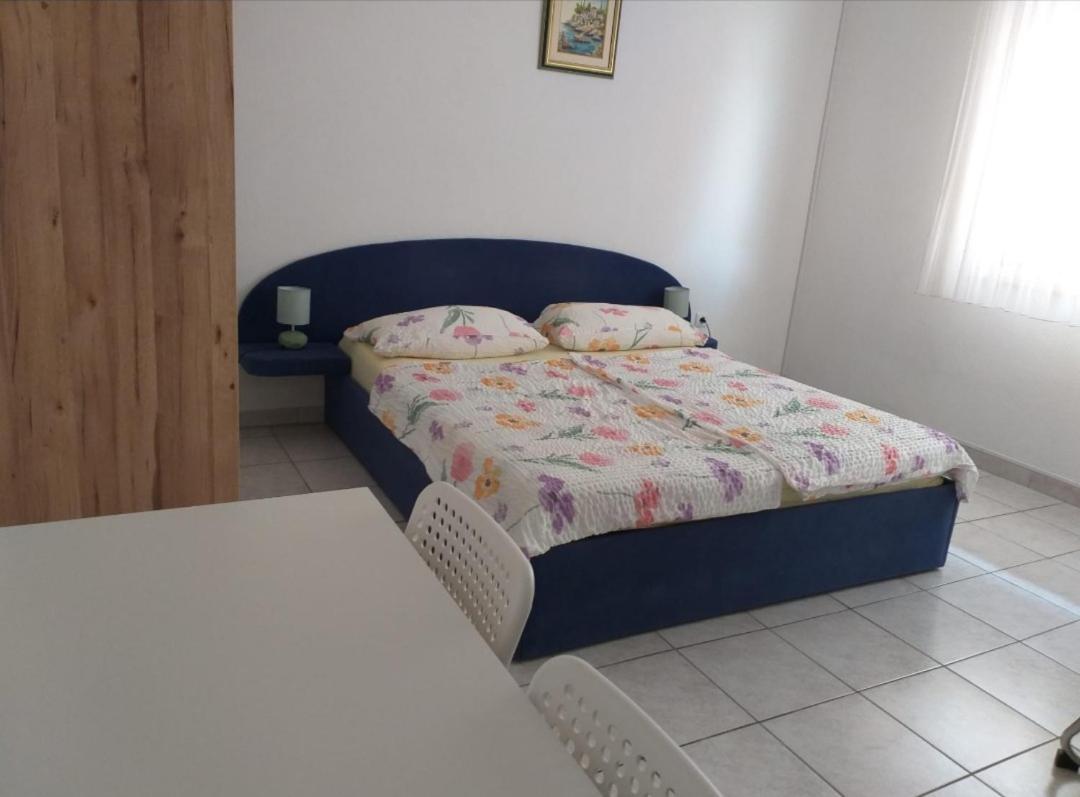Beach Apartments Nemira Оміш Екстер'єр фото